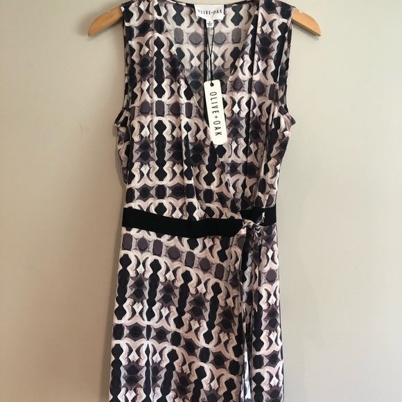 OLIVE & OAK AVA Wrap Print Romper - Picture 2 of 8